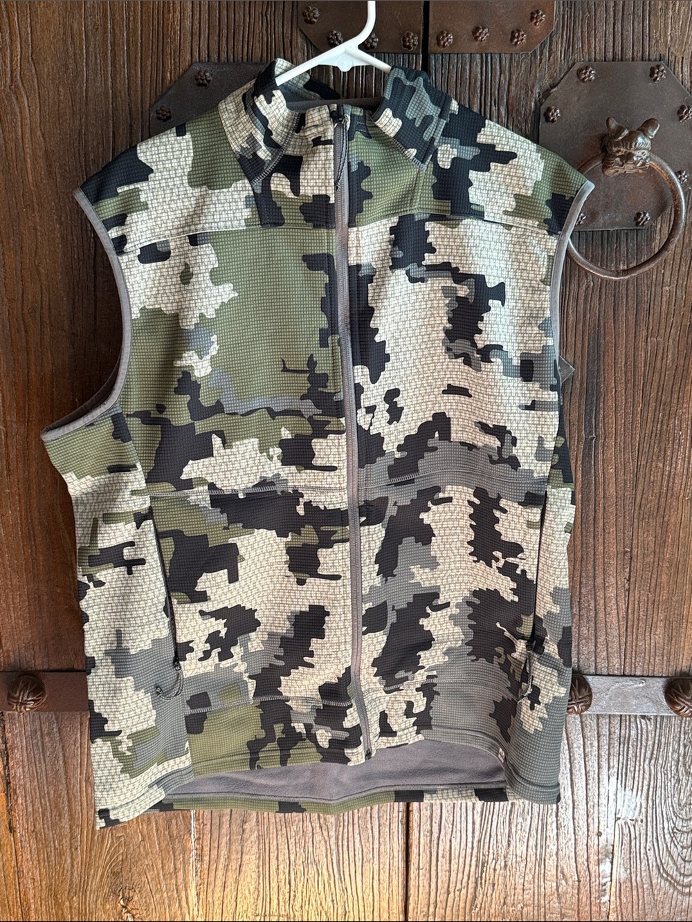 KUIU Men's Digital Camo Zip Vest in Olive, Black & Tan